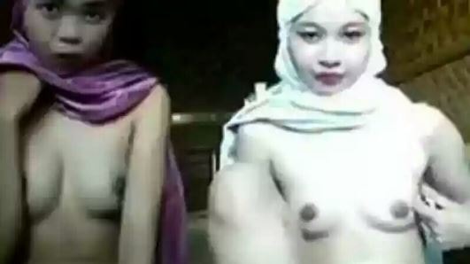 Dua ABG Berjilbab Pamer Memek Dan Toket