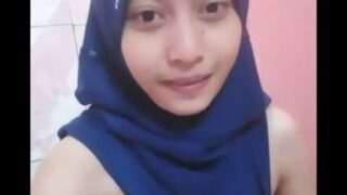 Melly Hijab Cantik Sange Dikamar Mandi 1