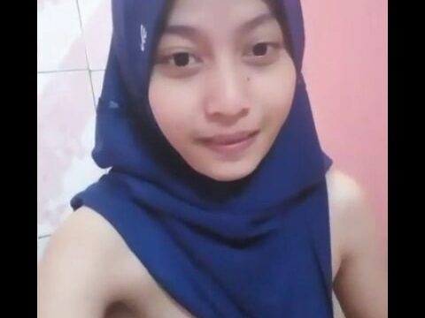 Melly Hijab Cantik Sange Dikamar Mandi 1